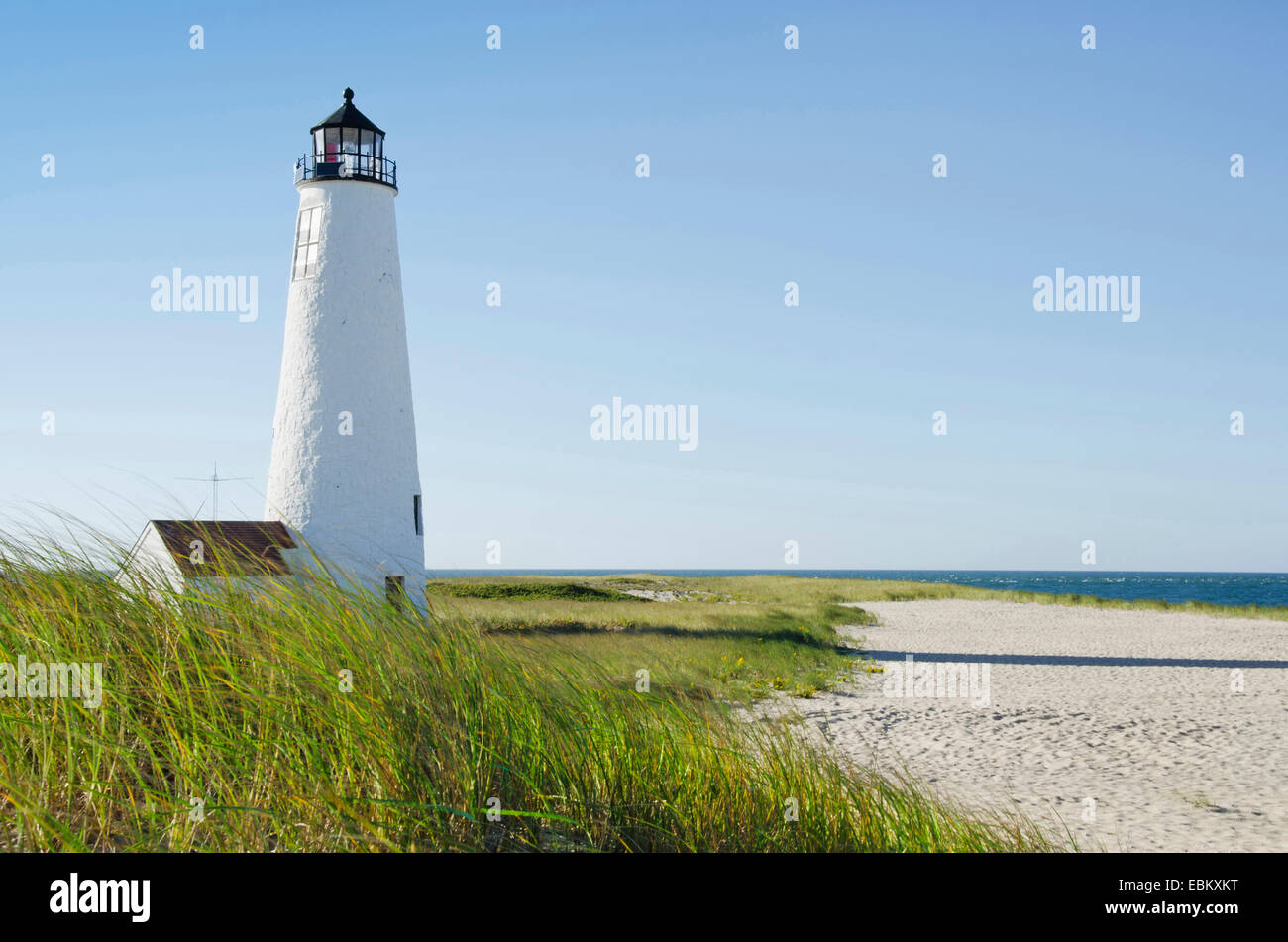 Stati Uniti d'America, Massachusetts, Nantucket, Grande Punto Faro sulla spiaggia ricoperta contro il cielo chiaro Foto Stock