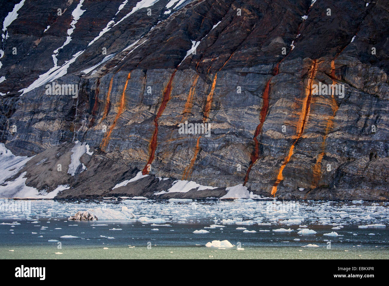 Ghiaccio a costa rocciosa, Norvegia, Svalbard Svalbard isole, Burgerbukta Foto Stock