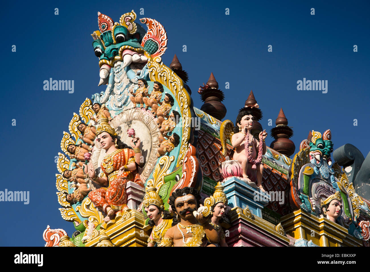 Mauritius Grand Baie, Surya Oudaya Sangam Tamil Hindu Temple figure sul gopuram gate Foto Stock