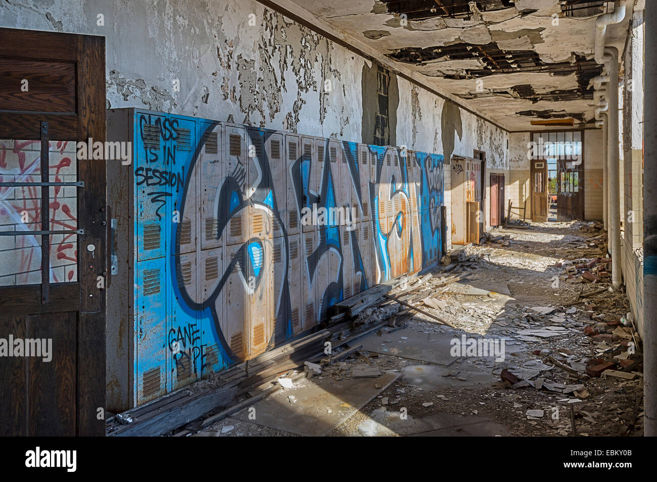 Abbandonata la High School Hall Foto Stock