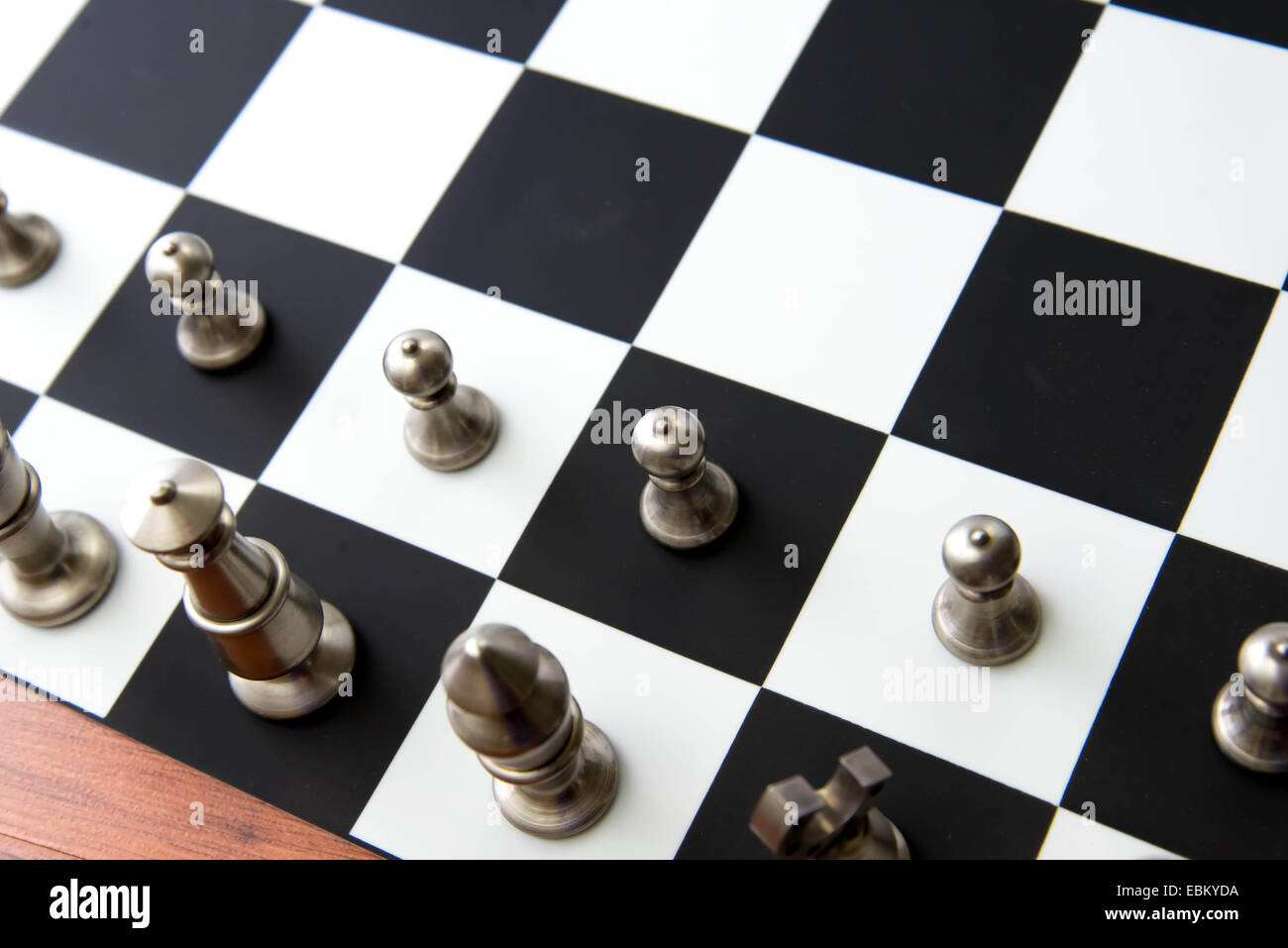 Classico gioco di scacchi - argento pezzi schierate per iniziare Foto Stock