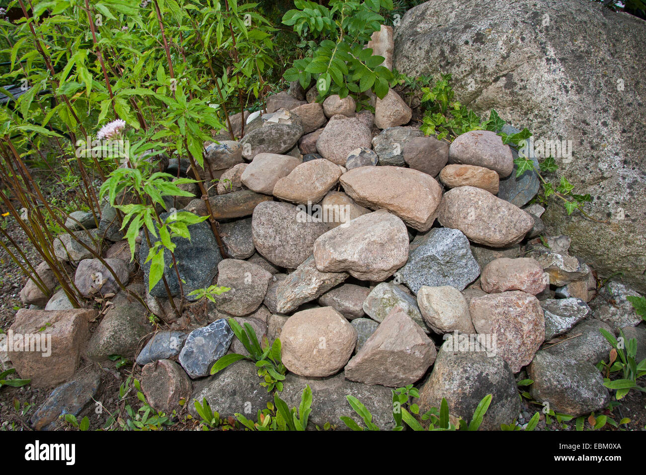 Mucchio di pietre in un giardino, habitat per gli animali , Germania Foto Stock