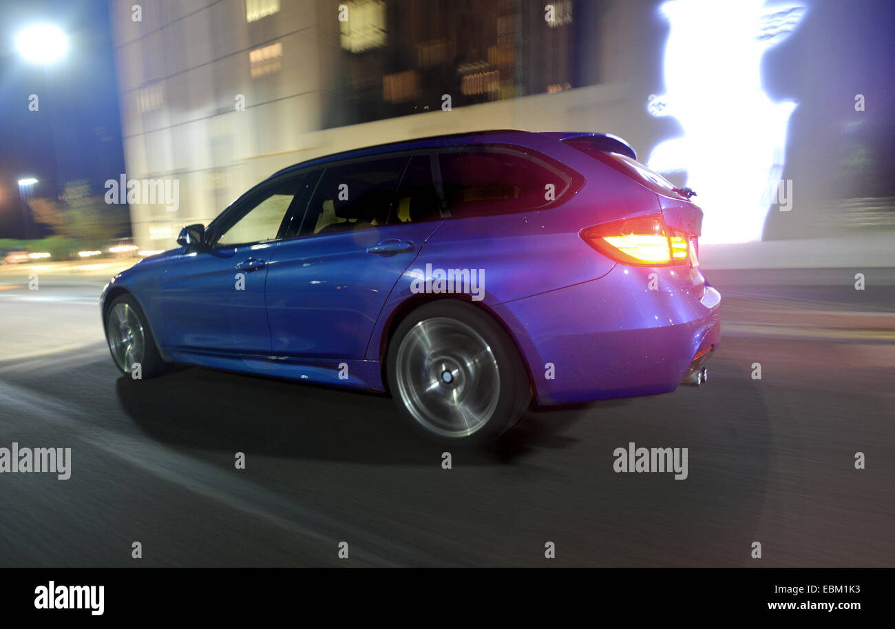 2013 BMW 330d X Drive 4x4 veloce guida immobiliare. auto per montaggio a palo rig shot Foto Stock