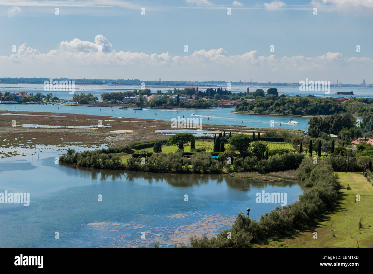 La laguna di Venezia e il paese Torcello visto dal campanile Foto Stock