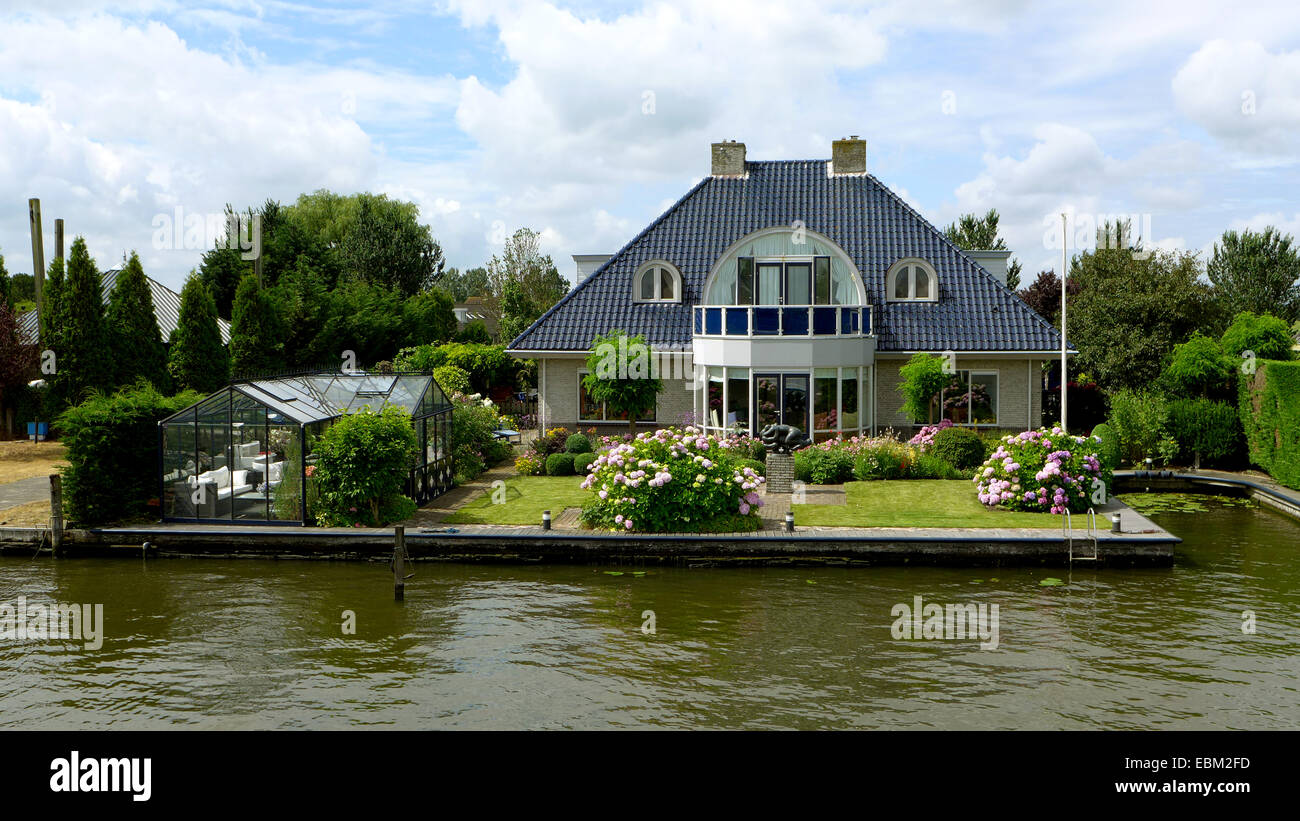 Lussuoso edificio residenziale da un canale, Paesi Bassi Foto Stock