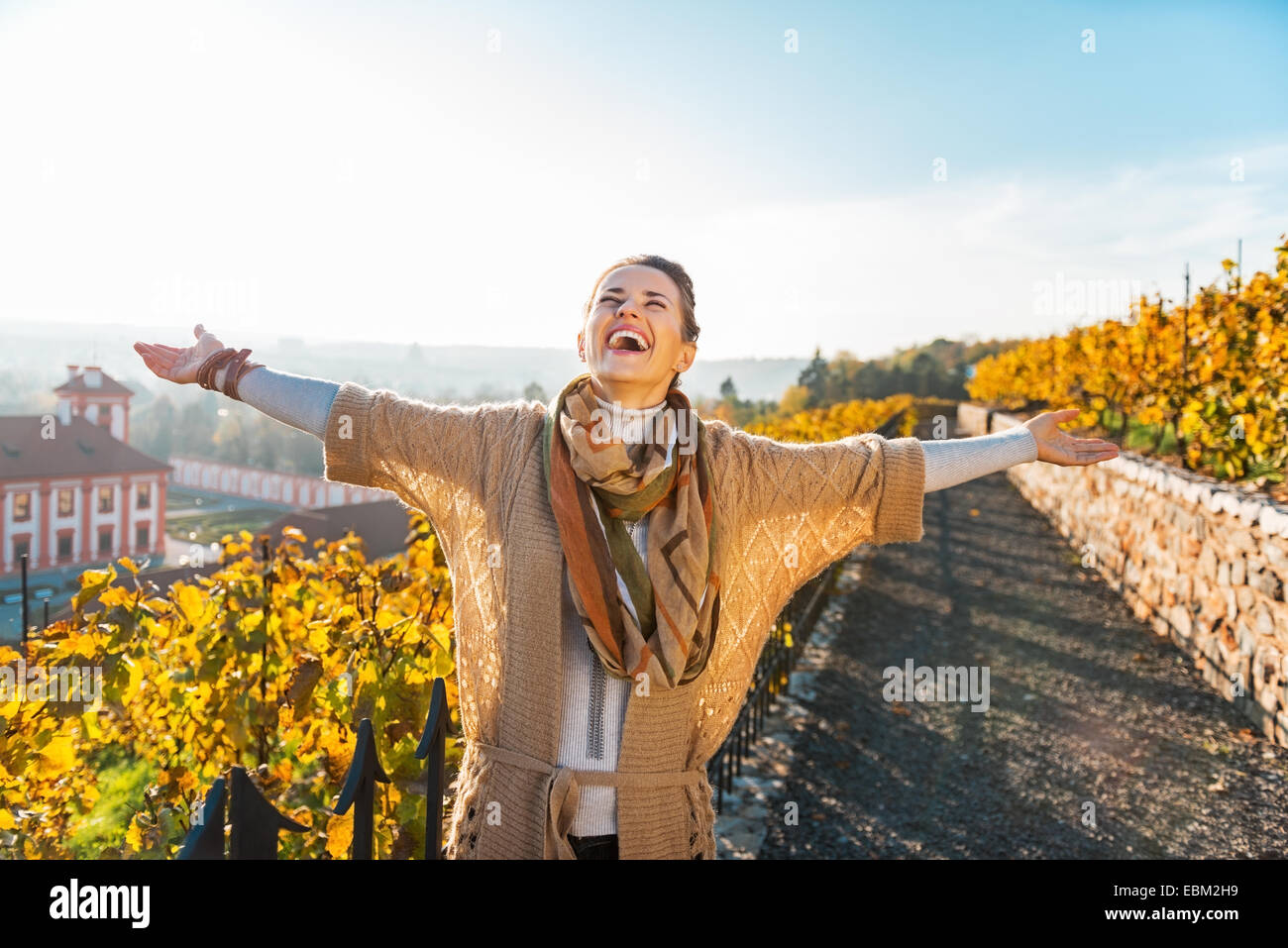 Felice giovane donna in autunno pieno di gioia all'aperto Foto Stock