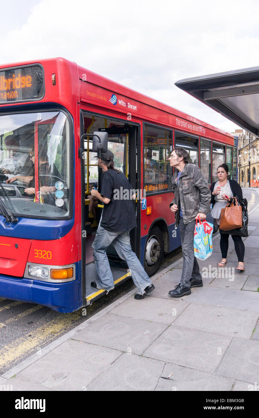 Persone salire sull autobus pubblici REGNO UNITO Foto Stock