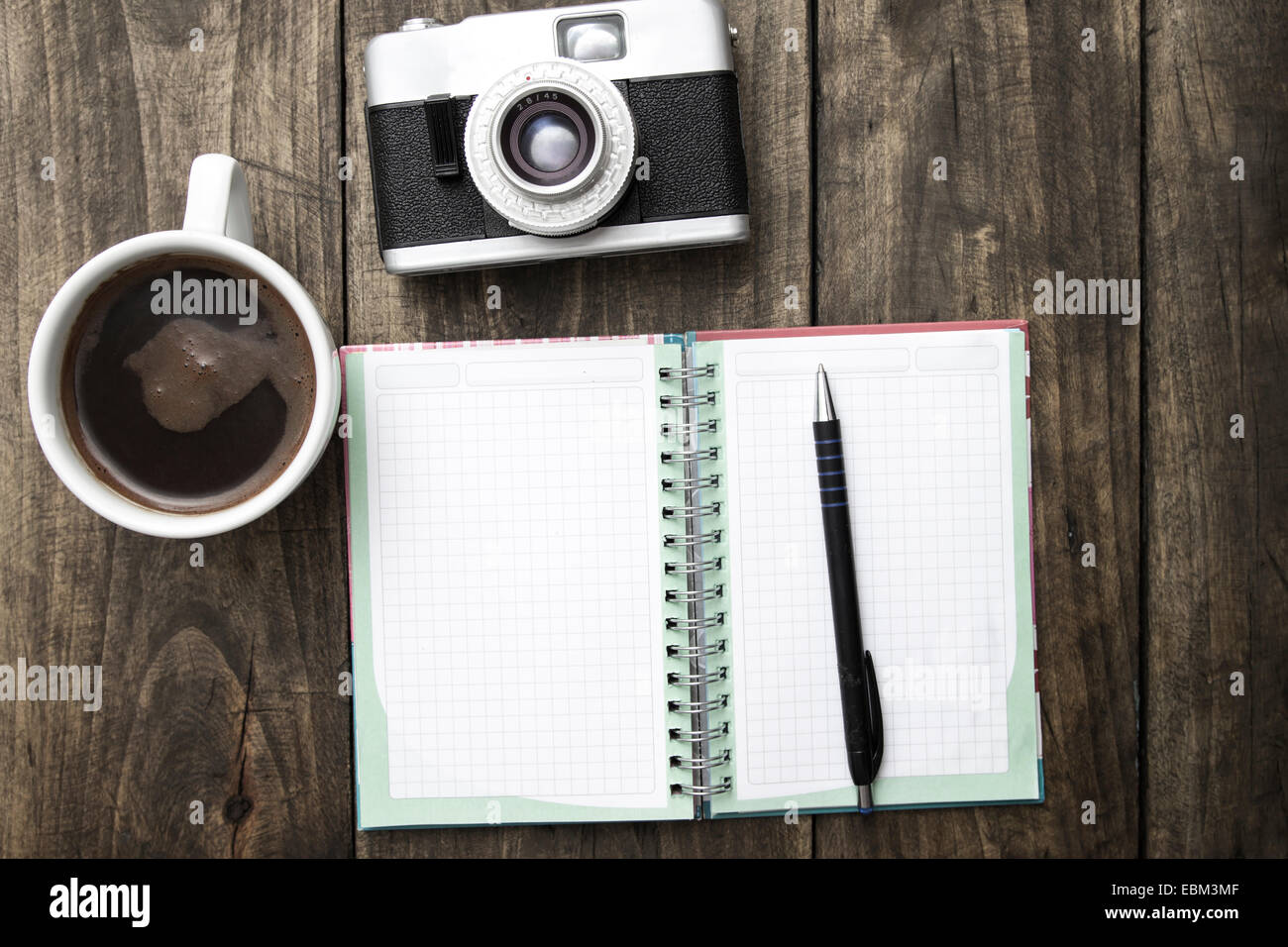 Fotocamera Vintage, il diario con pan e la tazza di caffè pf sul tavolo di legno. Foto Stock