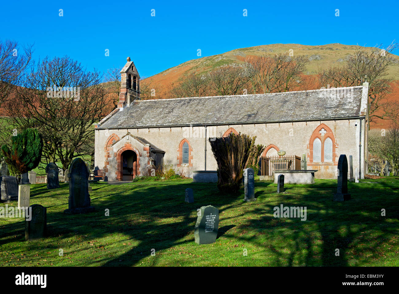 Chiesa di Santa Maria e il nero Combe, Whicham, Cumbria, England Regno Unito Foto Stock