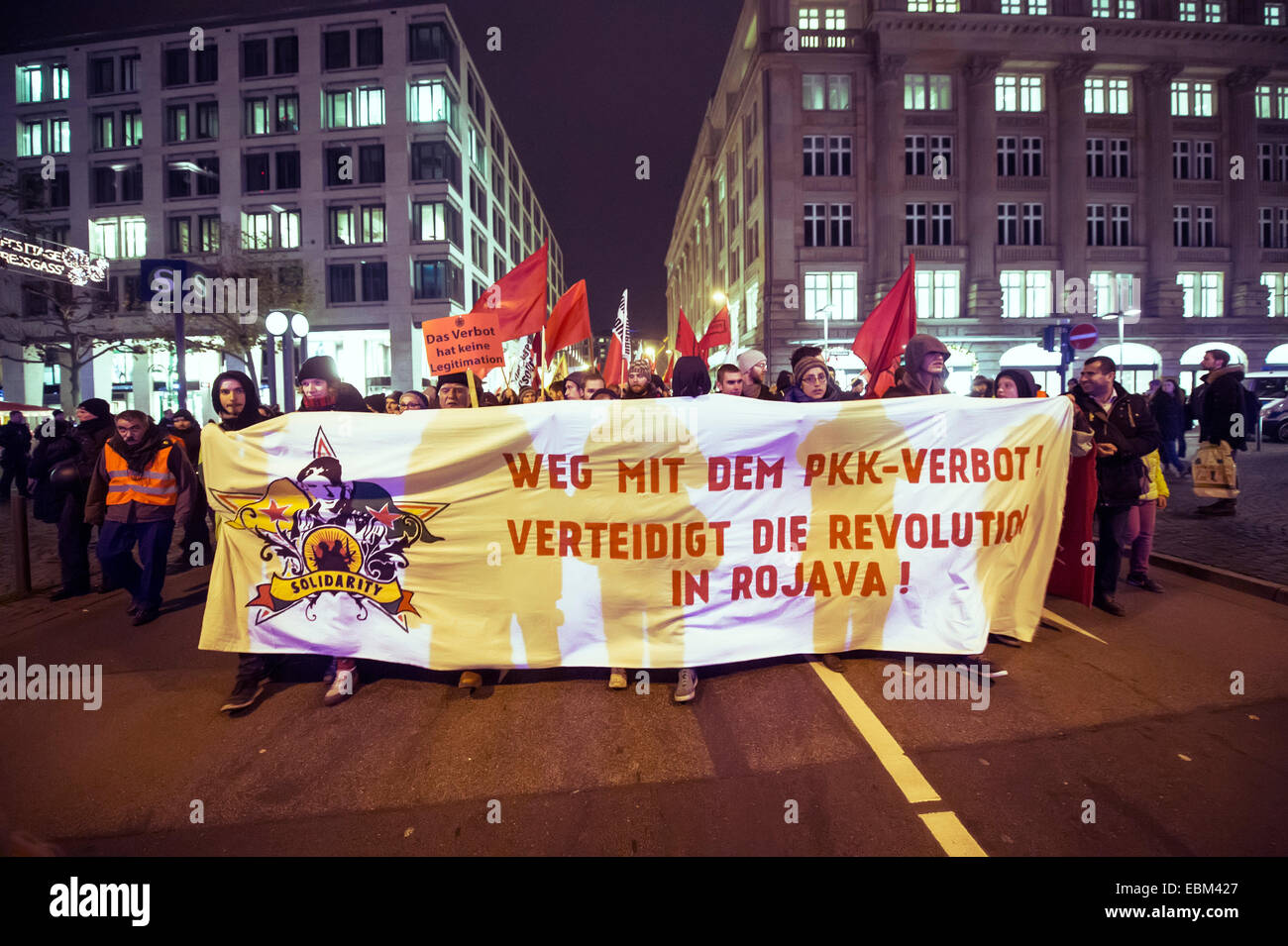 Gli attivisti marzo con un banner che recita "lontano con il PKK ban! Difendere la rivoluzione nel Kurdistan siriano!" in occasione di una manifestazione contro il divieto per il PKK (Partito dei lavoratori curdi) in Frankfurt am Main, Germania, 29 novembre 2014. Circa 3.000 curdi hanno manifestato contro il 20 anno PKK divieto in Germania. Foto: Andreas Arnold/dpa Foto Stock