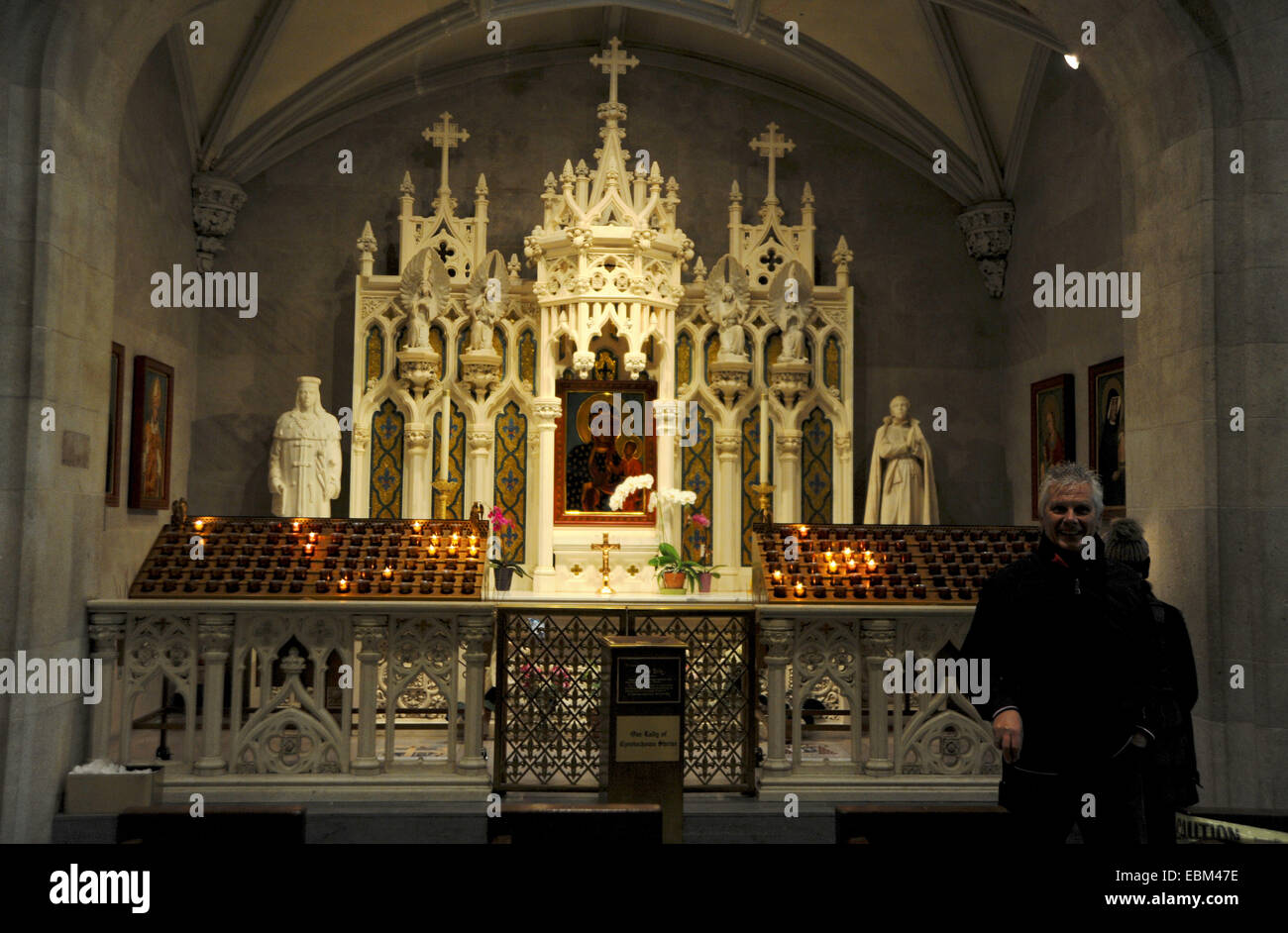 Manhattan New York USA - candele alla Cattedrale di San Patrizio una chiesa cattedrale cattolica in stile neogotico a Manhattan, New York. È la sede dell'arcivescovo dell'arcidiocesi cattolica romana di New York, e una chiesa parrocchiale, situata sul lato est della Fifth Avenue tra le 50th e le 51st strade nel centro di Manhattan Foto Stock