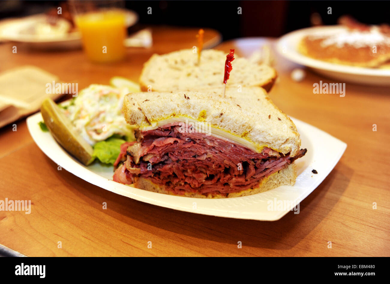 Manhattan New York USA - Pastrami su panino di segale con sottaceti a un New York Diner o Deli Foto Stock