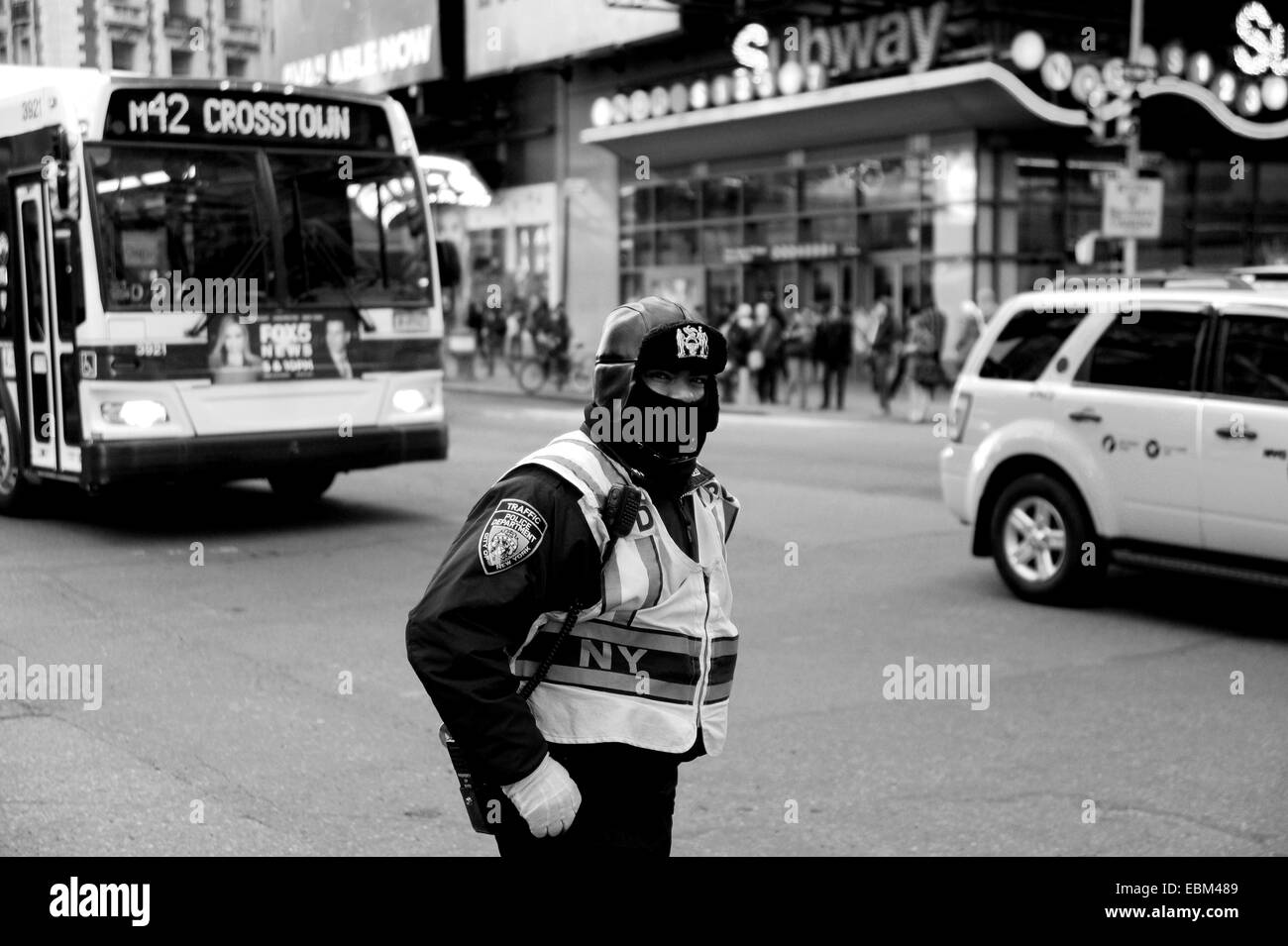 Manhattan New York USA - ufficiale del Dipartimento di polizia di New York sul traffico in settima Avenue a basse temperature Foto Stock