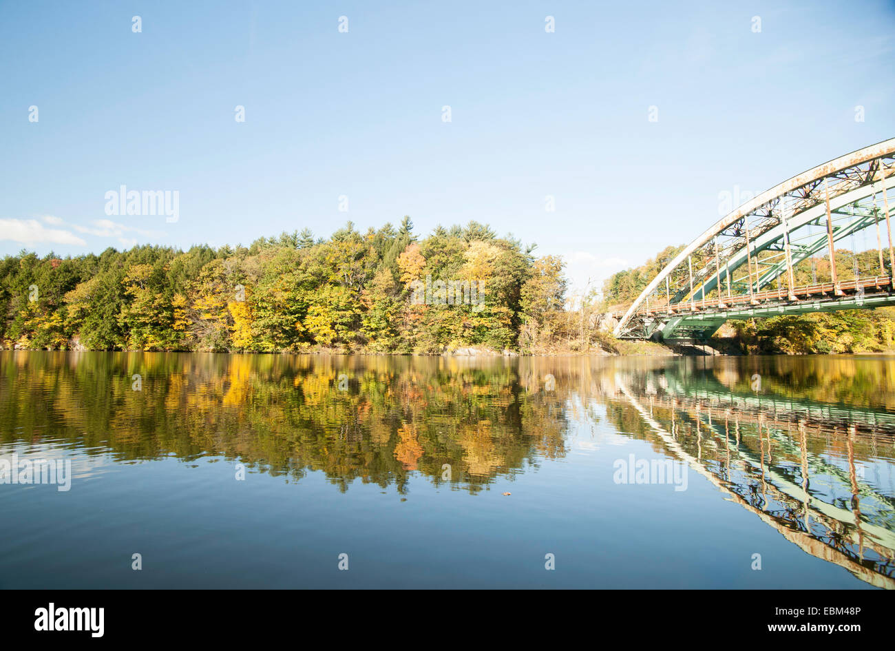 La riflessione sul fiume, albero autunno colori e ponte di arco. La Marina degli Stati Uniti Seabees Bridge Foto Stock