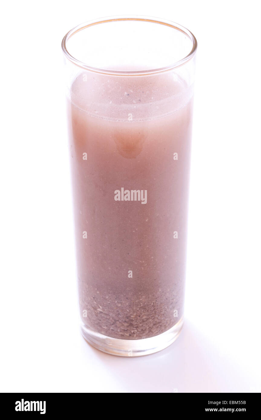Bicchiere di fresco fatto pozol messicano bevanda costituita da acqua e la massa di mais e cacao Foto Stock