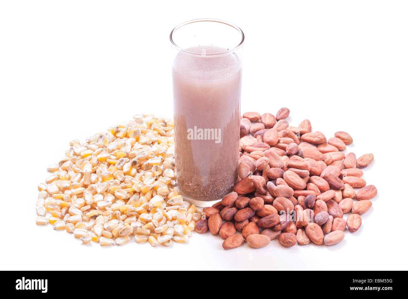 Bicchiere di pozol messicano bevanda tra chicchi di mais e materie chicchi di cacao su sfondo bianco Foto Stock