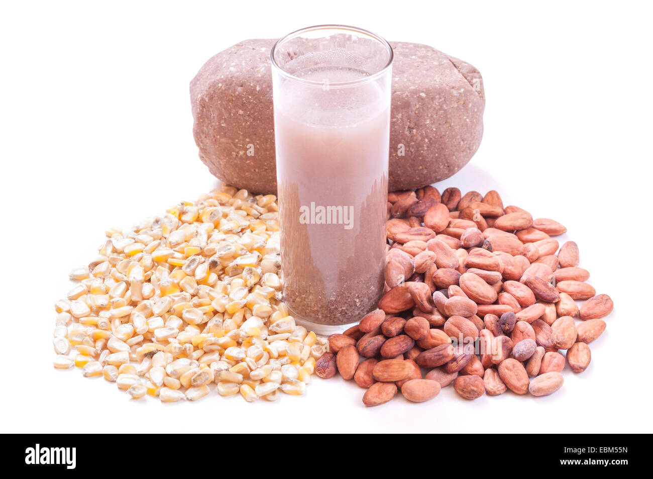 Bicchiere di messicano bevanda pozol circondato da mais intero kernel, materie chicchi di cacao e il blocco di miscela macinata di entrambi Foto Stock