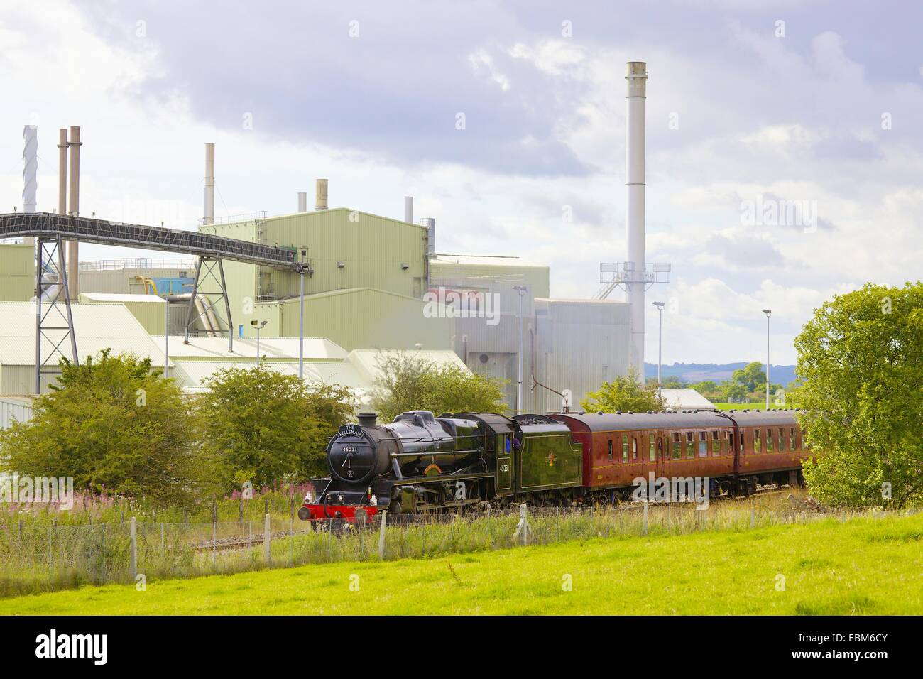 Treno a vapore passando British Gypsum, gesso e cartongesso impianto. Reggio Emilia, Eden Valley, Cumbria, accontentarsi di Carlisle Railw Foto Stock