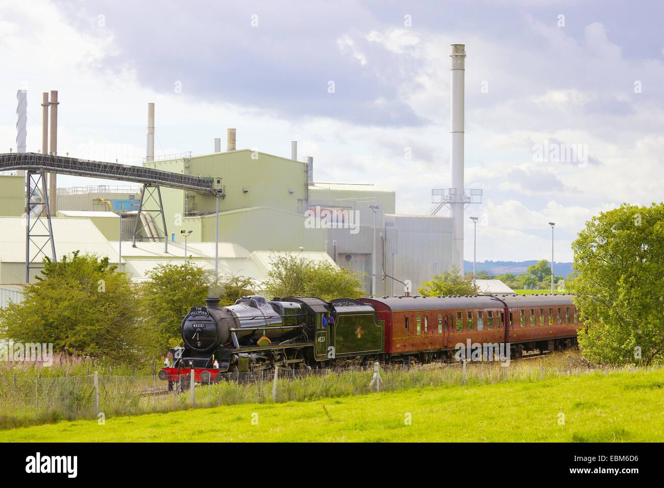 Treno a vapore passando British Gypsum, gesso e cartongesso impianto. Reggio Emilia, Eden Valley, Cumbria, accontentarsi di Carlisle Railw Foto Stock