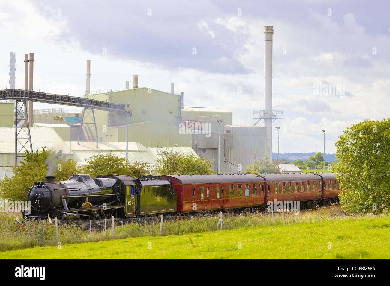 Treno a vapore passando British Gypsum, gesso e cartongesso impianto. Reggio Emilia, Eden Valley, Cumbria, accontentarsi di Carlisle Railw Foto Stock