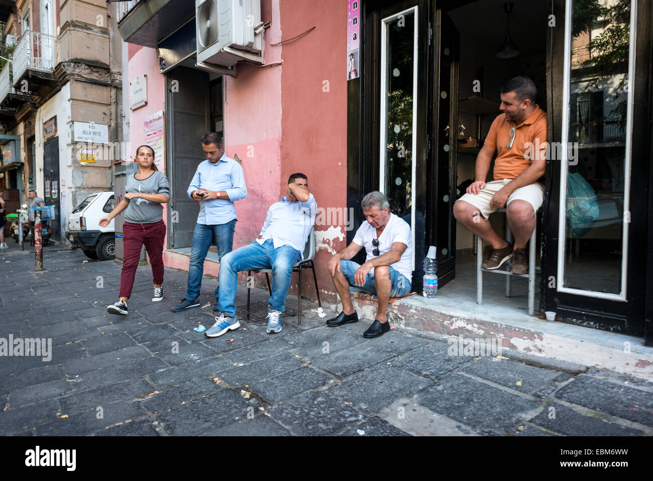 Guardare il mondo che passa per le strade di Napoli. Foto Stock