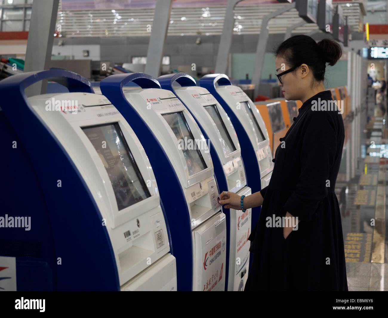 Self Check-in chioschi a Xi'an Xianyang International Airport Terminal 3 partenze, Xian, Cina Foto Stock