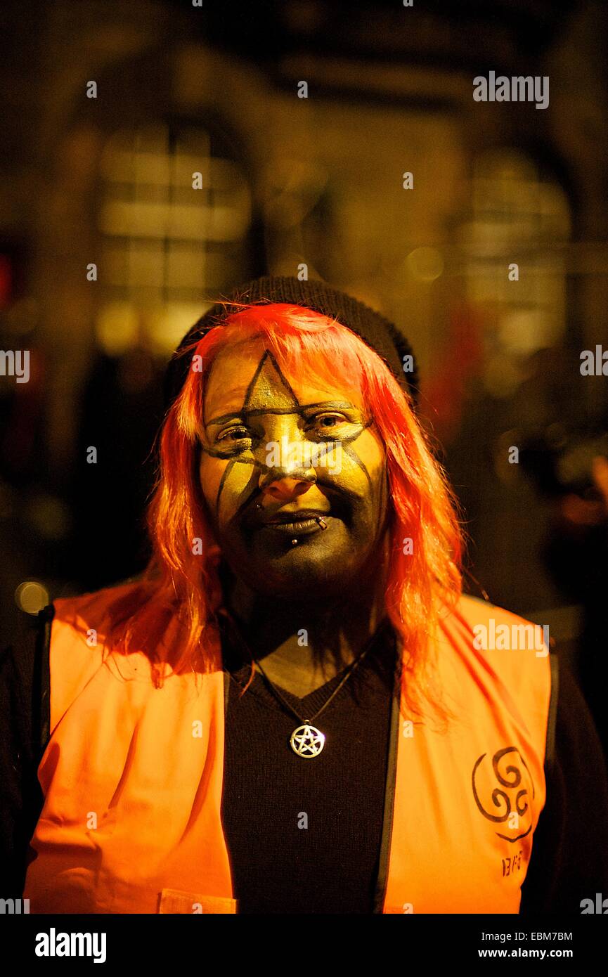 Uno steward con pentangle fare fino al Festival di Samhuinn su Halloween a Edimburgo, Scozia, Regno Unito Foto Stock