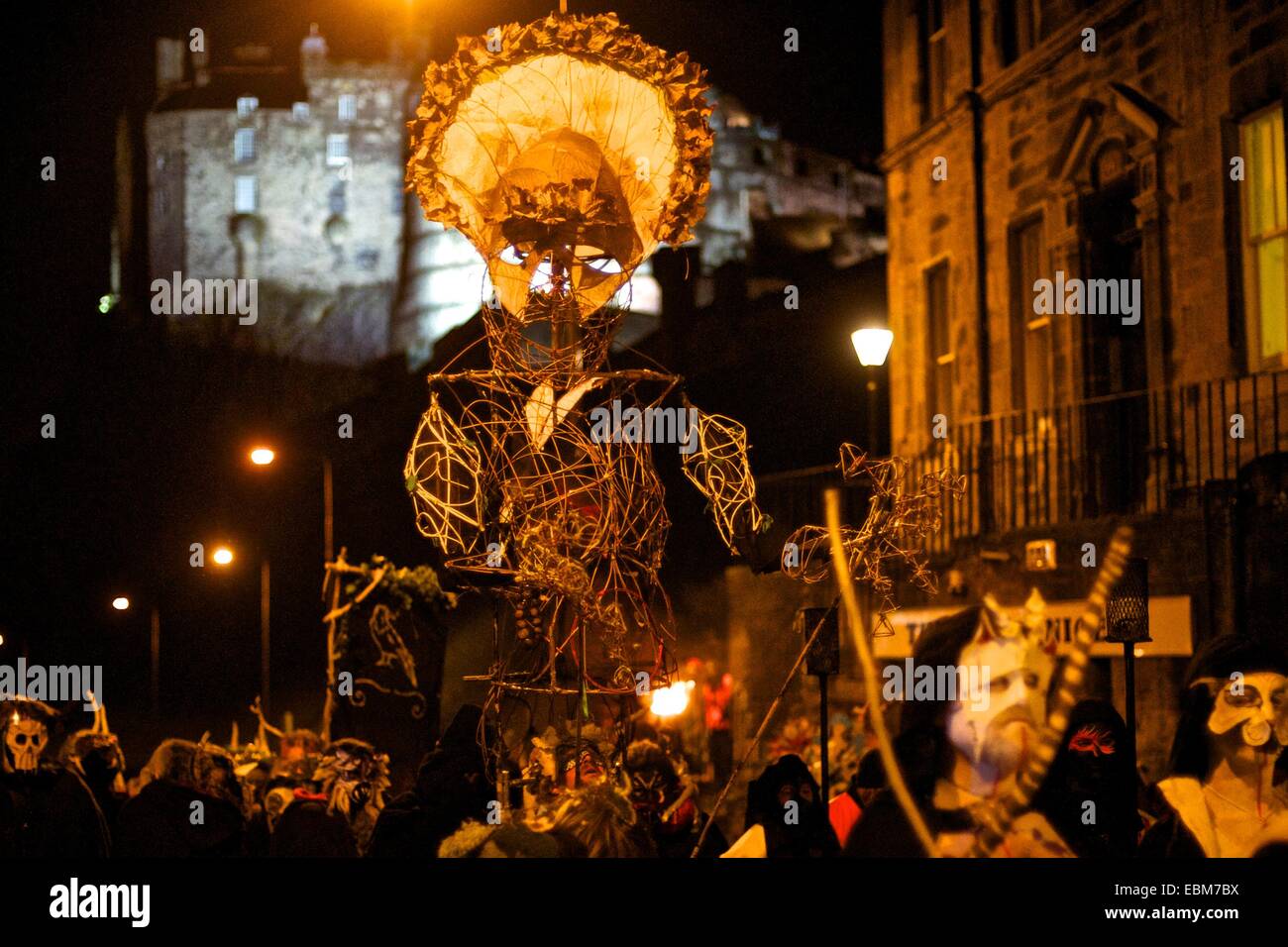 Una struttura di vimini è portato giù per la strada presso il Festival di Samhuinn su Halloween a Edimburgo, Scozia, Regno Unito Foto Stock