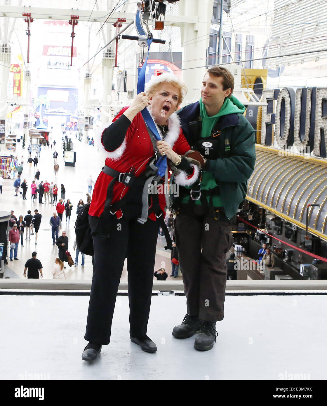 Las Vegas, NV, Stati Uniti d'America. 2° dic, 2014. Sindaco di Las Vegas CAROLYN GOODMAN, sinistra, reagisce dopo sfrecciando il più grandi di quelle reali SlotZilla zipline con personalità di intrattenimento ROBIN LEACH, non fotografata, Martedì, Dicembre 2, 2014 a Las Vegas. LEACH e GOODMAN sfidati a cavalcare SlotZilla in cambio di un $5.000 ciascuna donazione a Las Vegas evento di beneficenza, la Grande Santa Run, che si svolgerà sabato 6 dicembre. Credito: Bizuayehu Tesfaye/ZUMA filo/ZUMAPRESS.com/Alamy Live News Foto Stock