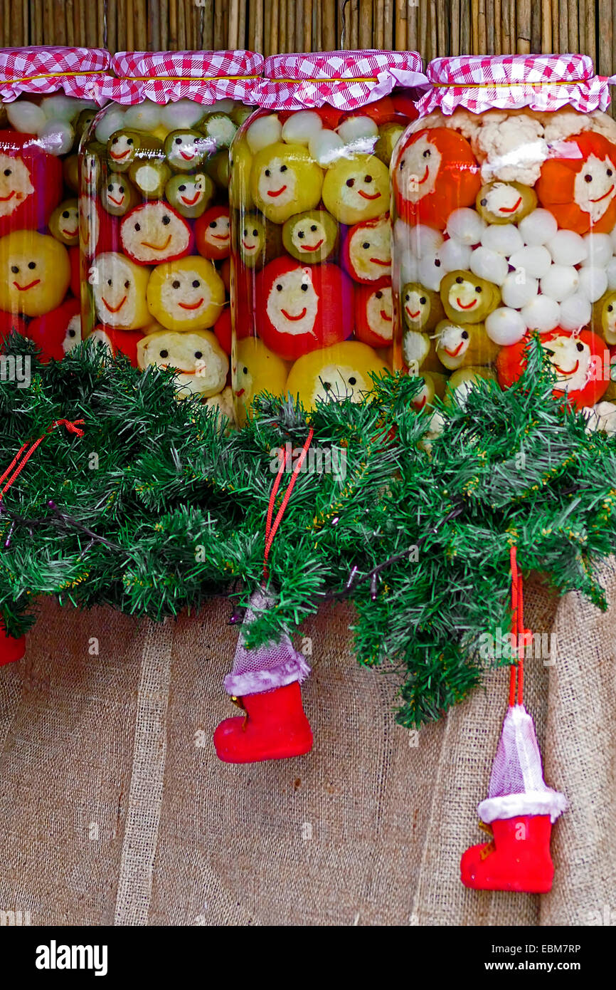 Vari tipi di sottaceti che simboleggia la facce felici, preparata in grandi vasi. Specifico per la zona Maramures, Romania. Christma Foto Stock