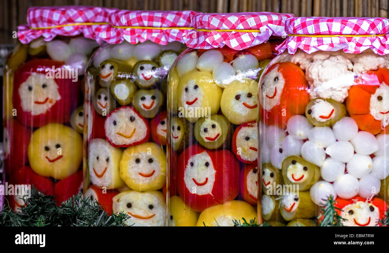 Vari tipi di sottaceti che simboleggia la facce felici, preparata in grandi vasi. Specifico per la zona Maramures, Romania. Foto Stock