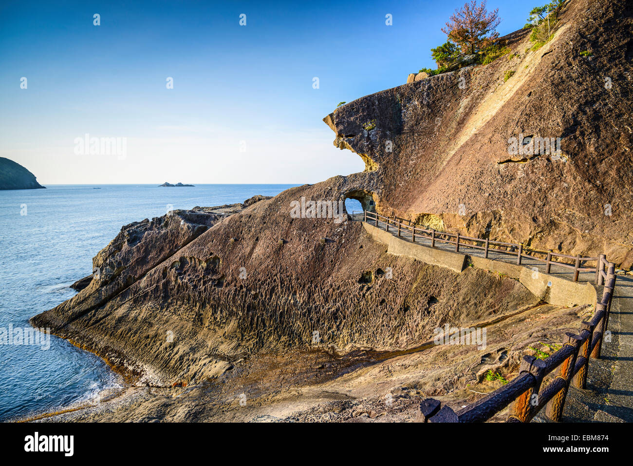 Kumano, Giappone linea costiera a Onigajo 'Devil's Castle' rocce sulla costa. Foto Stock