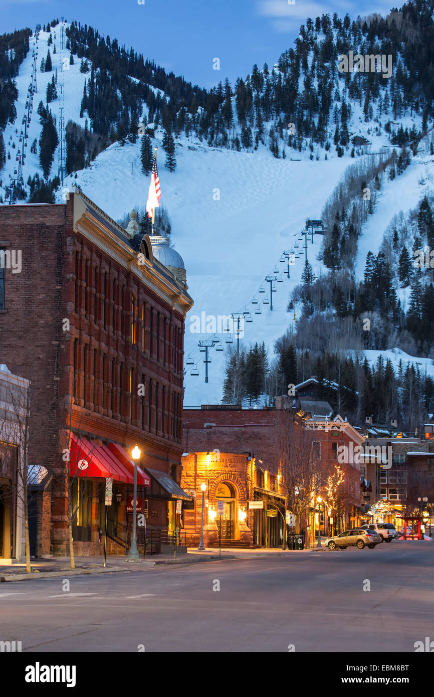 Il centro cittadino e Aspen Mountain, Aspen Colorado, STATI UNITI D'AMERICA Foto Stock
