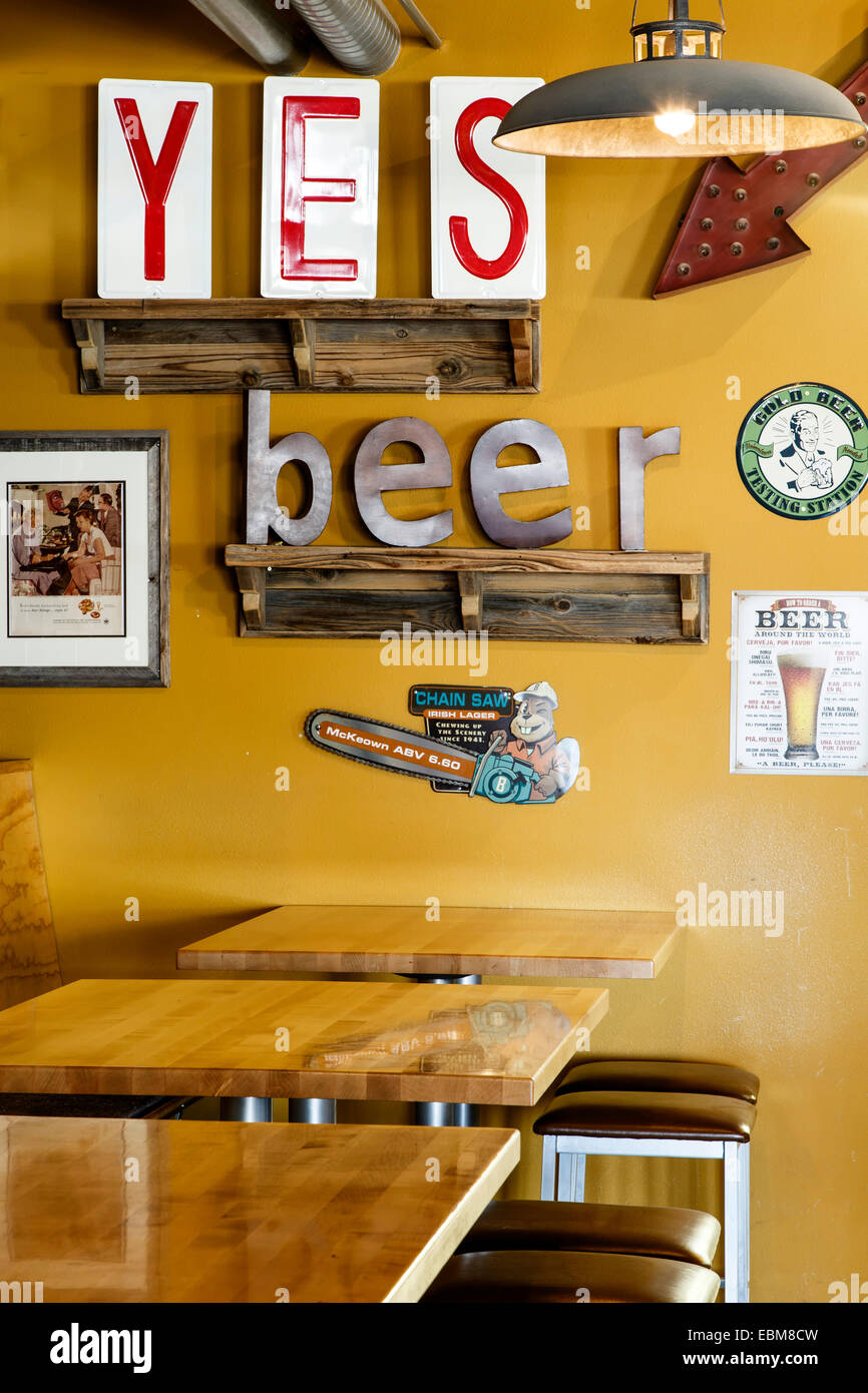 "Sì birra" segno e tabelle, il Vicino Brewing Company di Albuquerque, Nuovo Messico USA Foto Stock