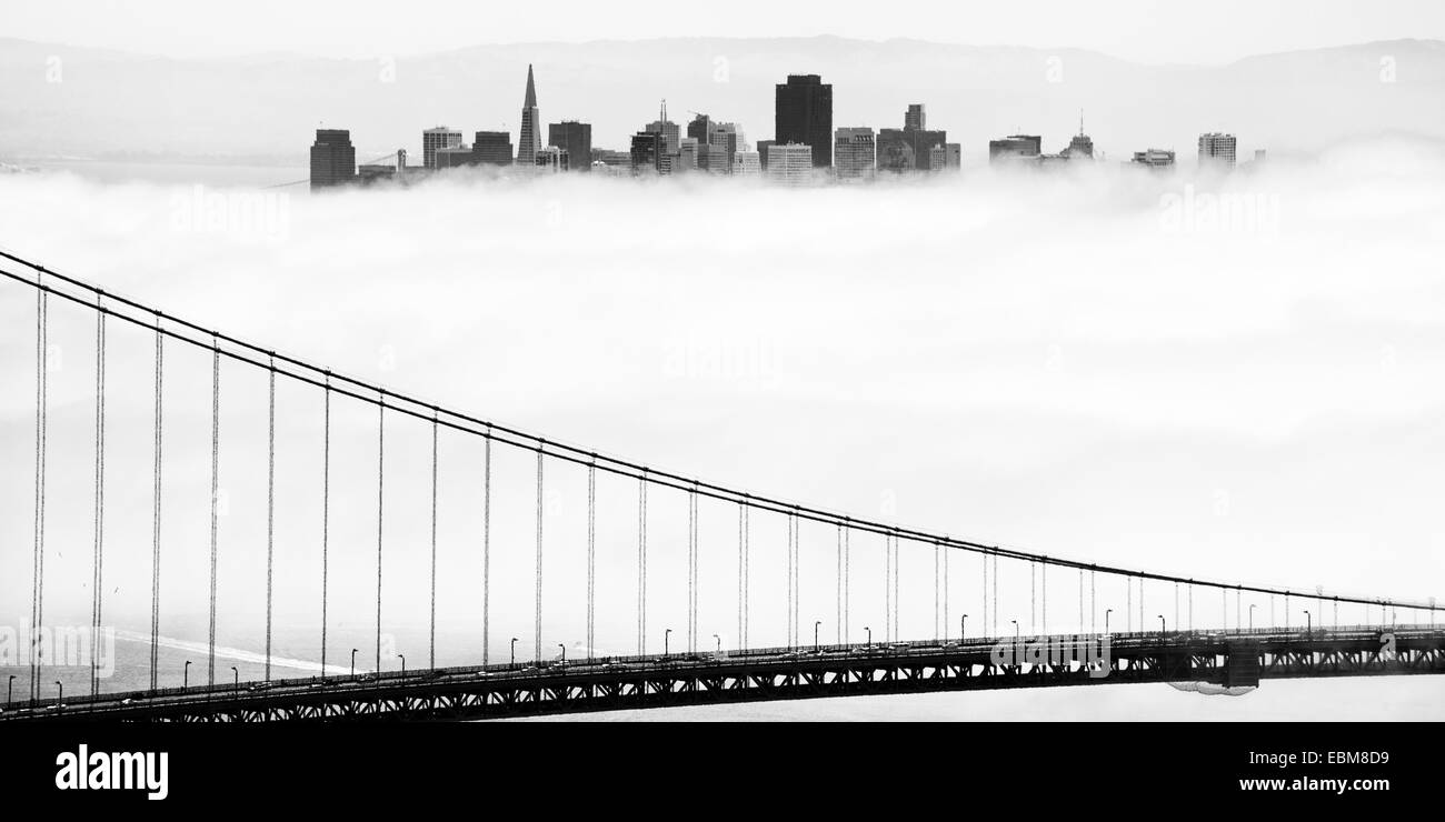 Golden Gate Bridge con grattacieli in background e la baia di San Francisco, San Francisco, California, Stati Uniti d'America Foto Stock