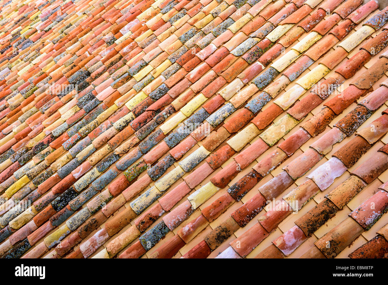 Lo spagnolo le tegole di un tetto in Toledo, Spagna. Foto Stock