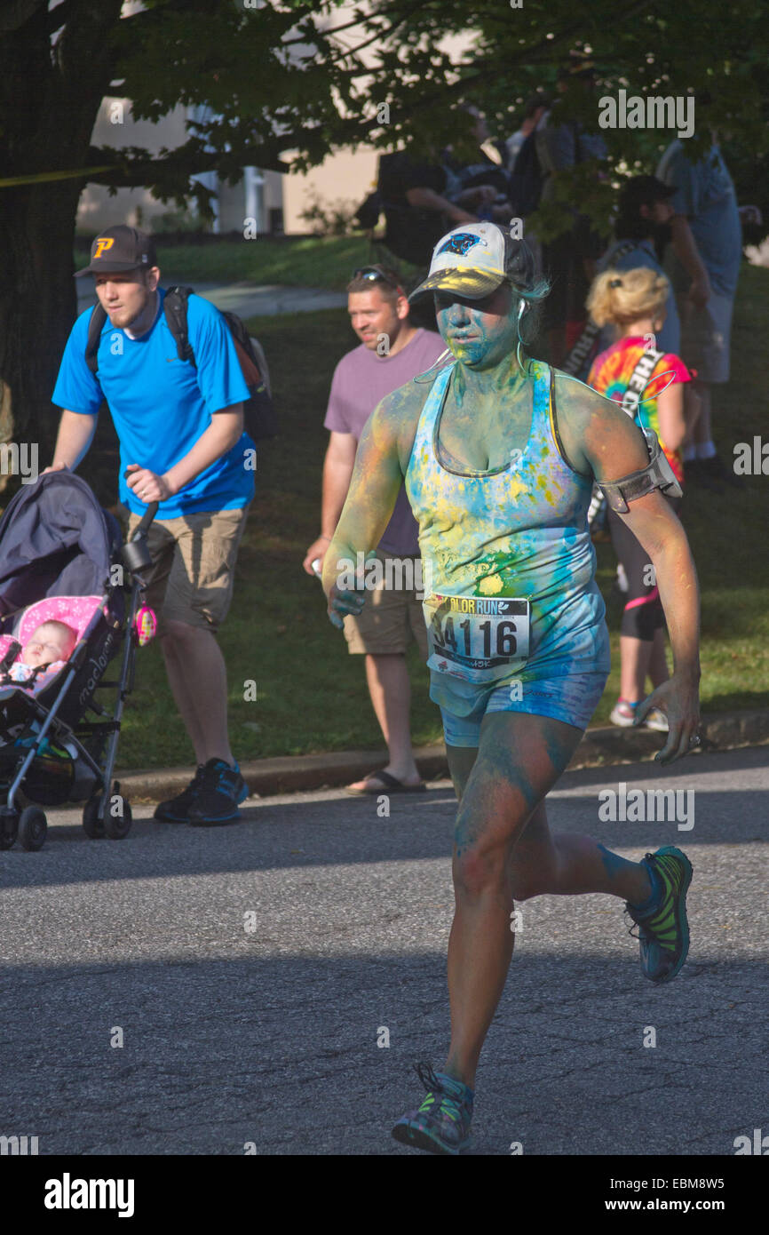 Asheville, North Carolina, Stati Uniti d'America - 26 luglio 2014: donna intrisa di coloranti colorati corre in asheville colour run gara Foto Stock