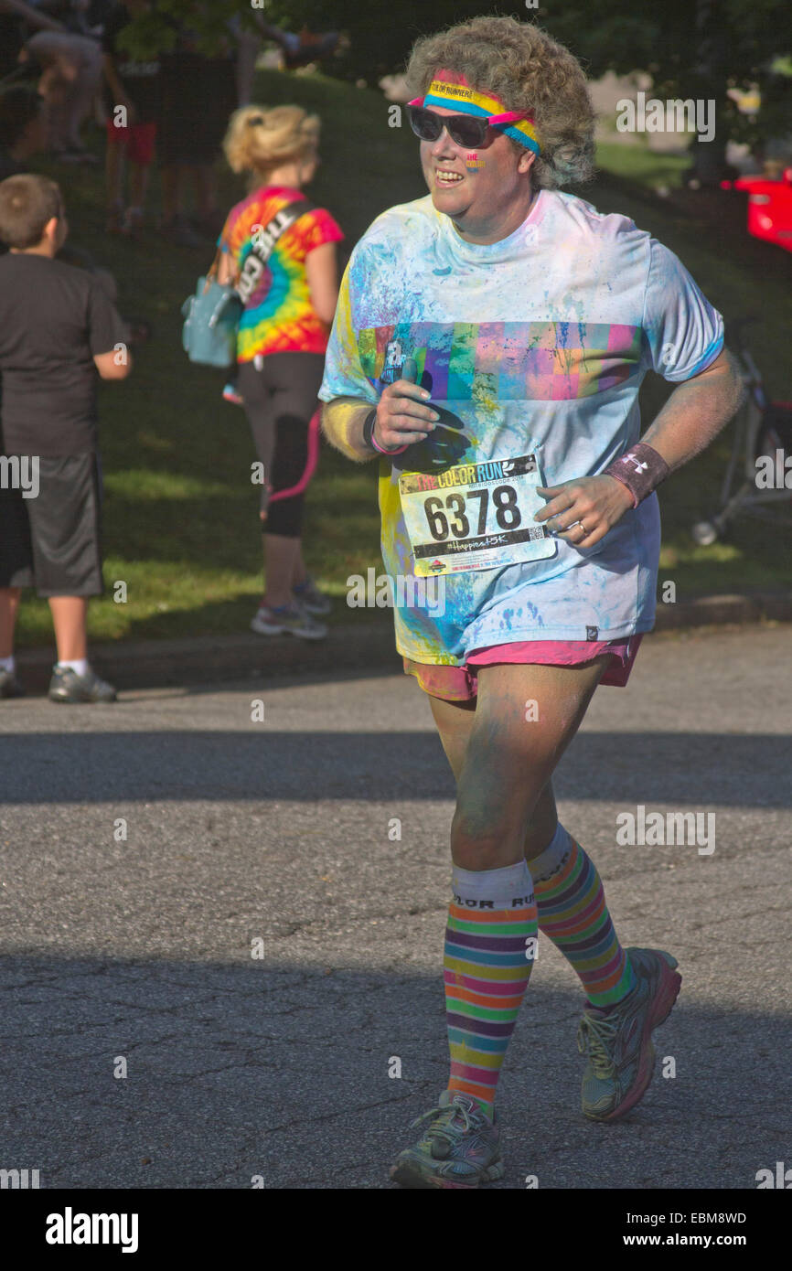 Asheville, North Carolina, Stati Uniti d'America - 26 luglio 2014: donna intrisa di coloranti colorati corre in asheville colour run gara Foto Stock