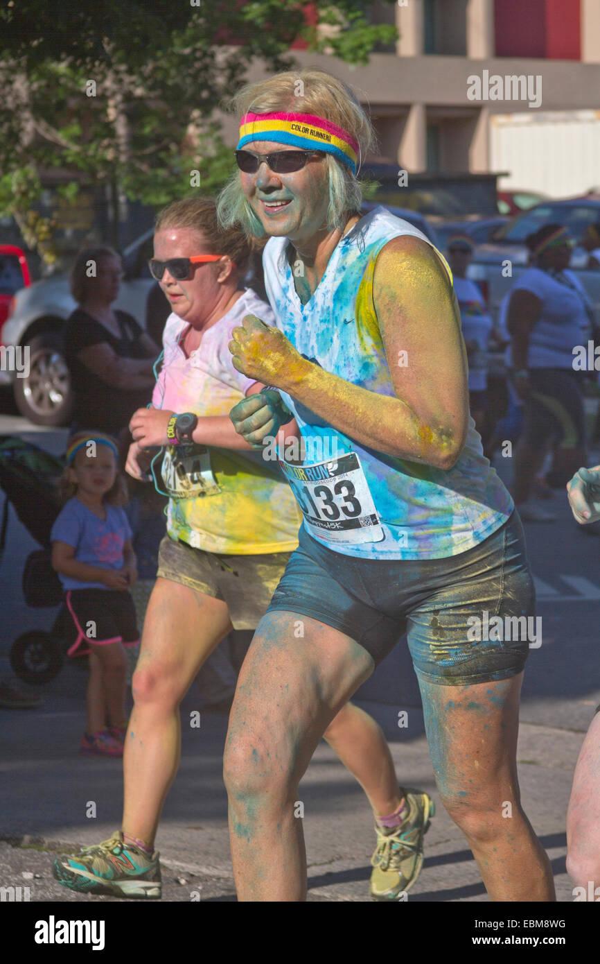 Asheville, North Carolina, Stati Uniti d'America - 26 Luglio 2014: Donne intrisa di coloranti colorati eseguiti in Asheville Colour Run gara Foto Stock