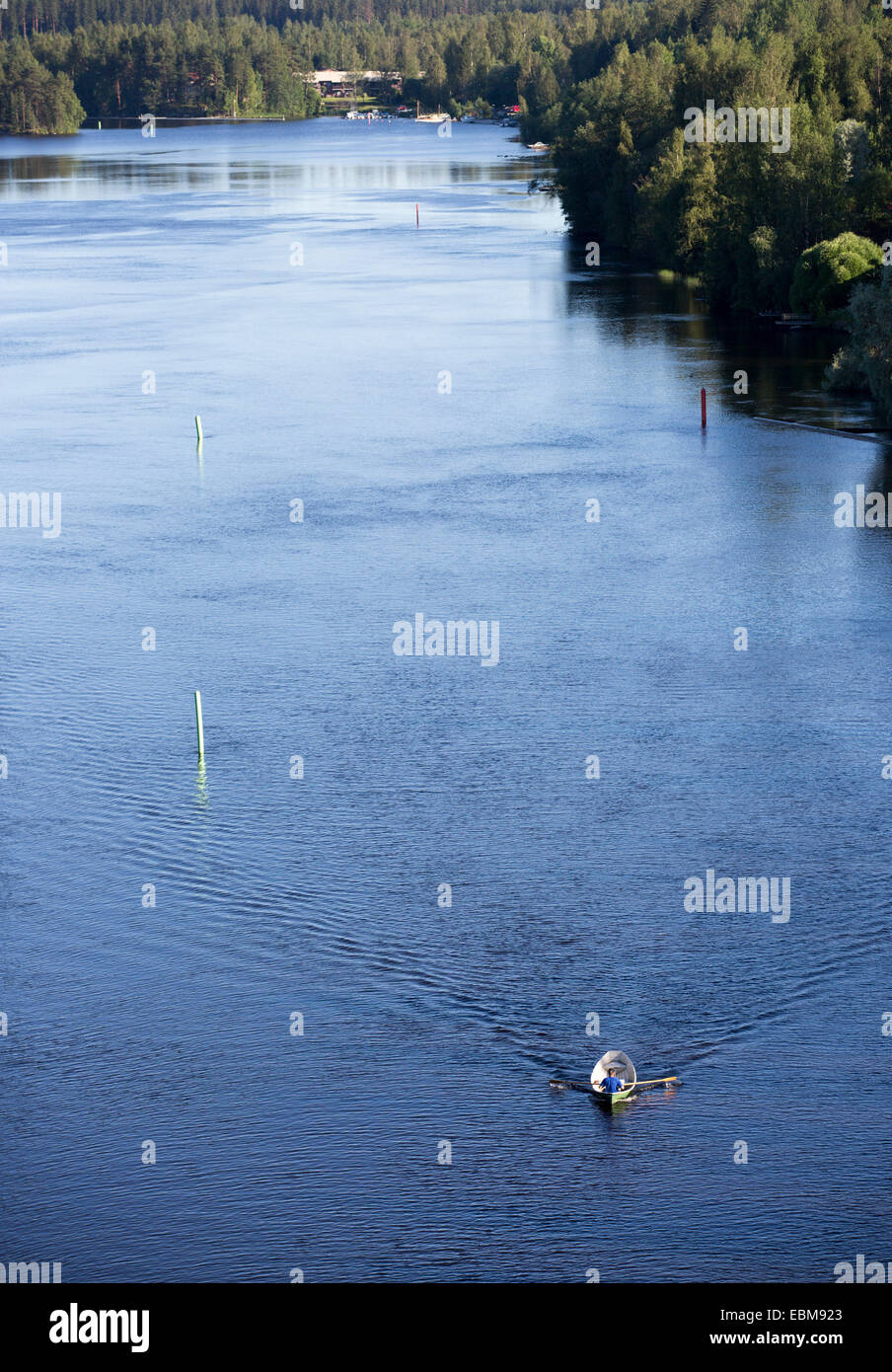 Veduta aerea di un uomo che rema una barca a remi / skiff / dinghy al fiume Leppävirta , Finlandia Foto Stock