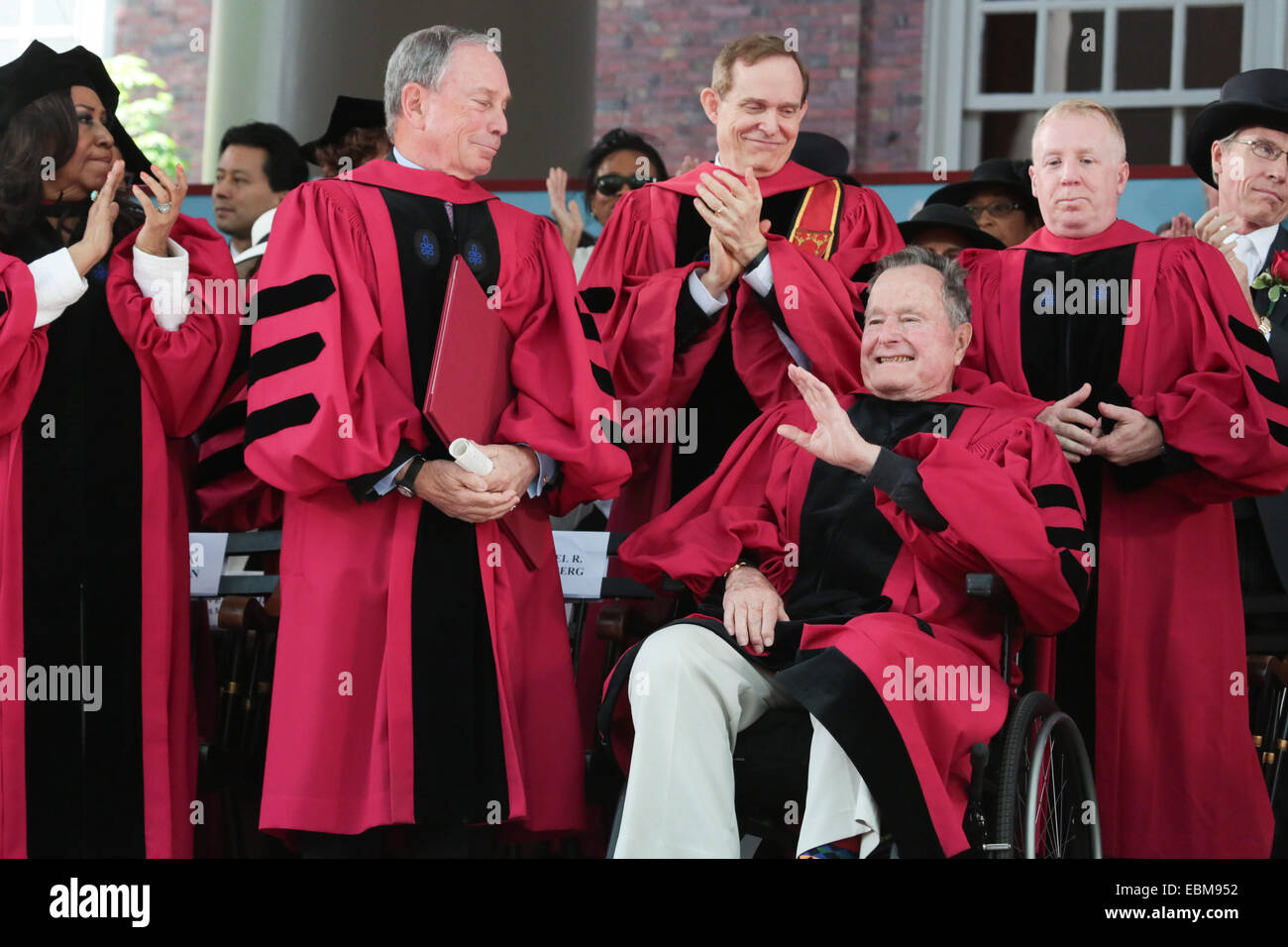 29 maggio 2014 - Cambridge, Massachusetts, STATI UNITI - Ex Presidente George H. W. Bush, destra, riceve una standing ovation come egli riceve un dottore honoris causa di leggi grado nel corso dell'Università di Harvard cerimonie di inizio di Cambridge, Massachusetts. L'ex sindaco di New York City Michael Bloomberg, sinistra e cantante Aretha Franklin ha anche ricevuto lauree honoris causa durante la cerimonia. (Credito Immagine: © Nicolaus Czarnecki/METRO Boston/ZUMAPRESS.com) Foto Stock