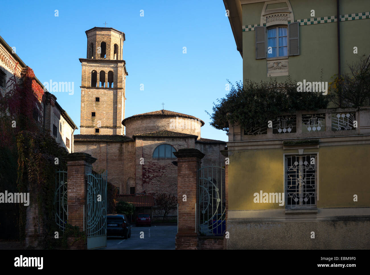 Parma, la torre campanaria della chiesa deconsacrated di San Francesco convertito in una prigione Foto Stock