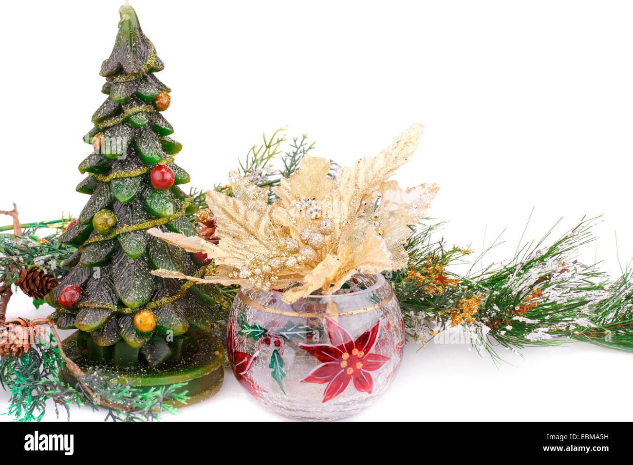 Abete candela e fiori in vaso su sfondo bianco. Foto Stock