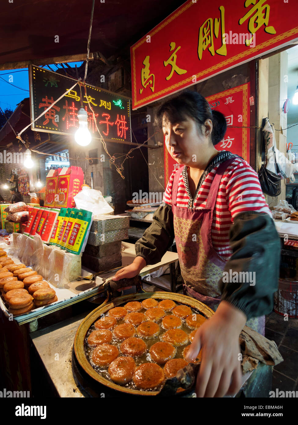 Cibo di strada in stallo il Quartiere Musulmano di Xian, Cina e Asia Foto Stock