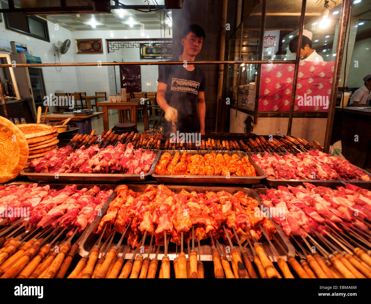 Cibo di strada in stallo il Quartiere Musulmano di Xian, Cina e Asia Foto Stock