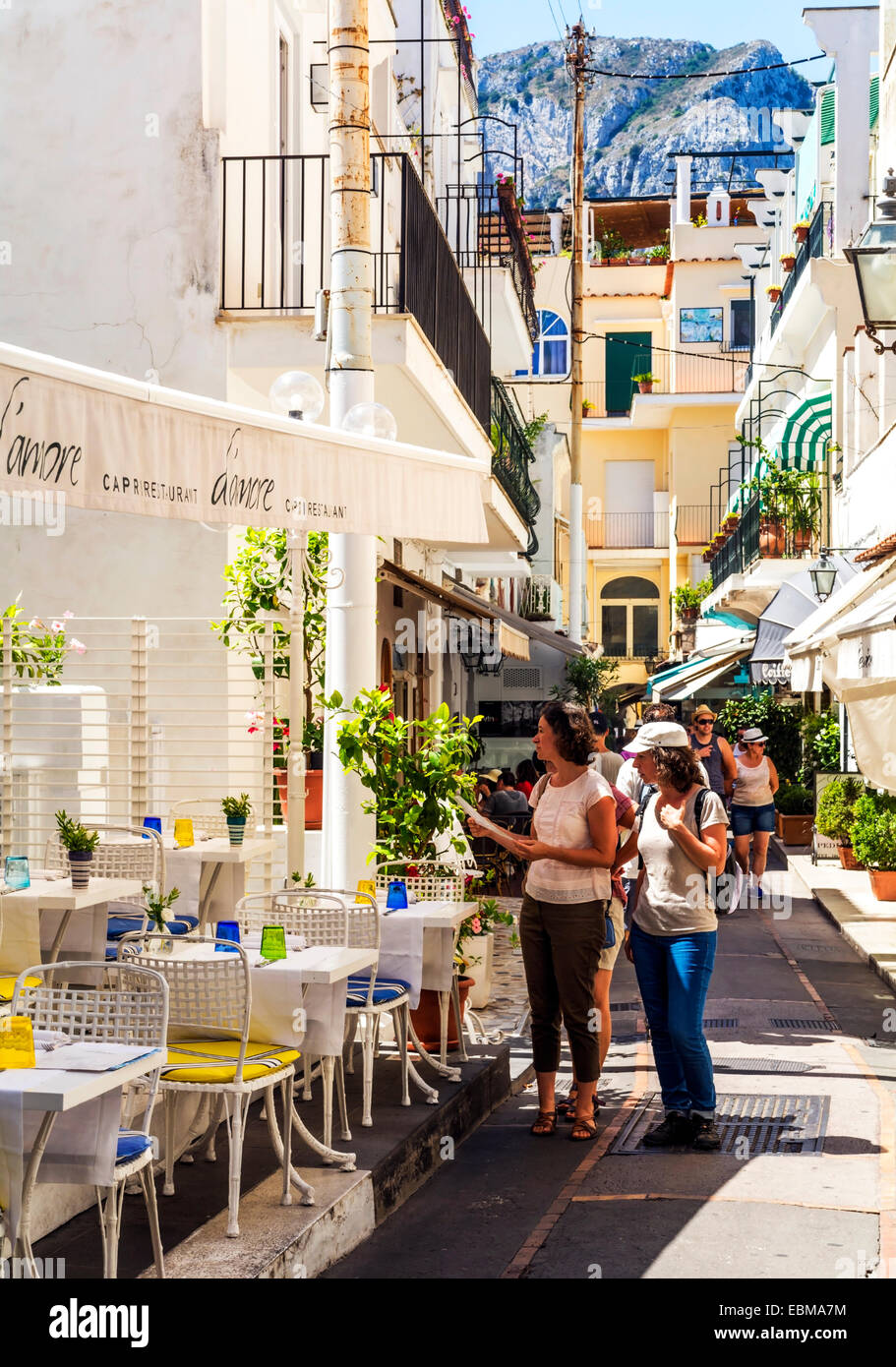 Donne che studiano il menu in un ristorante a cielo aperto. Foto Stock