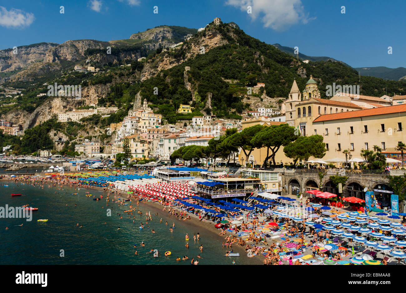 Il Pranzo Spiaggia di Amalfi in Campania, Italia, una popolare destinazione lungo la costa sorrentina. Foto Stock