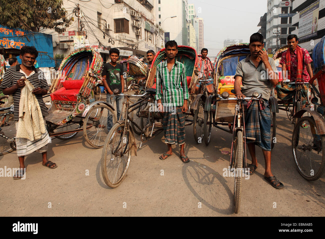 In rickshaw drivers a Dhaka, nel Bangladesh. La città ha circa 400.000 risciò. Foto Stock