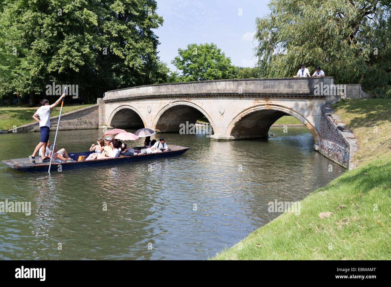 Regno Unito, Cambridge, punting lungo il fiume Cam verso il ponte della Trinità. Foto Stock