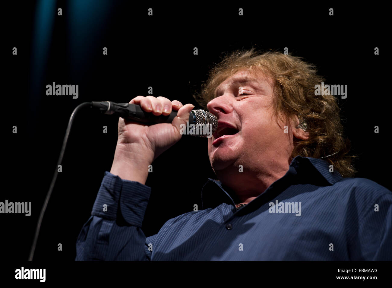 Freiburg, Germania. 2 dicembre, 2014. Lou Gramm (straniero) suona dal vivo a Rothaus Arena. Foto: Miroslav Dakov/ Alamy Live News Foto Stock